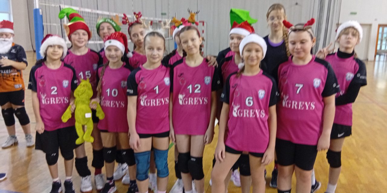 Mikołajkowy Turniej Minisiatkówki Trójek