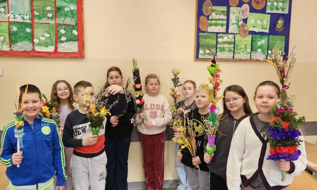 Uczniowie klas III wykonali swoje palmy wielkanocne