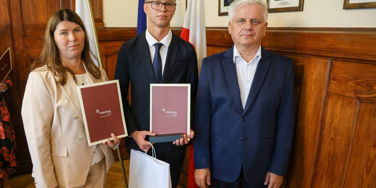 Burmistrz Wrześni Tomasz Kałużny wręczył nagrody najzdolniejszym uczniom