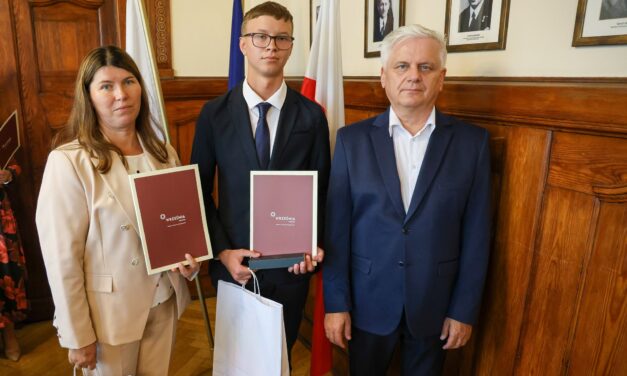 Burmistrz Wrześni Tomasz Kałużny wręczył nagrody najzdolniejszym uczniom